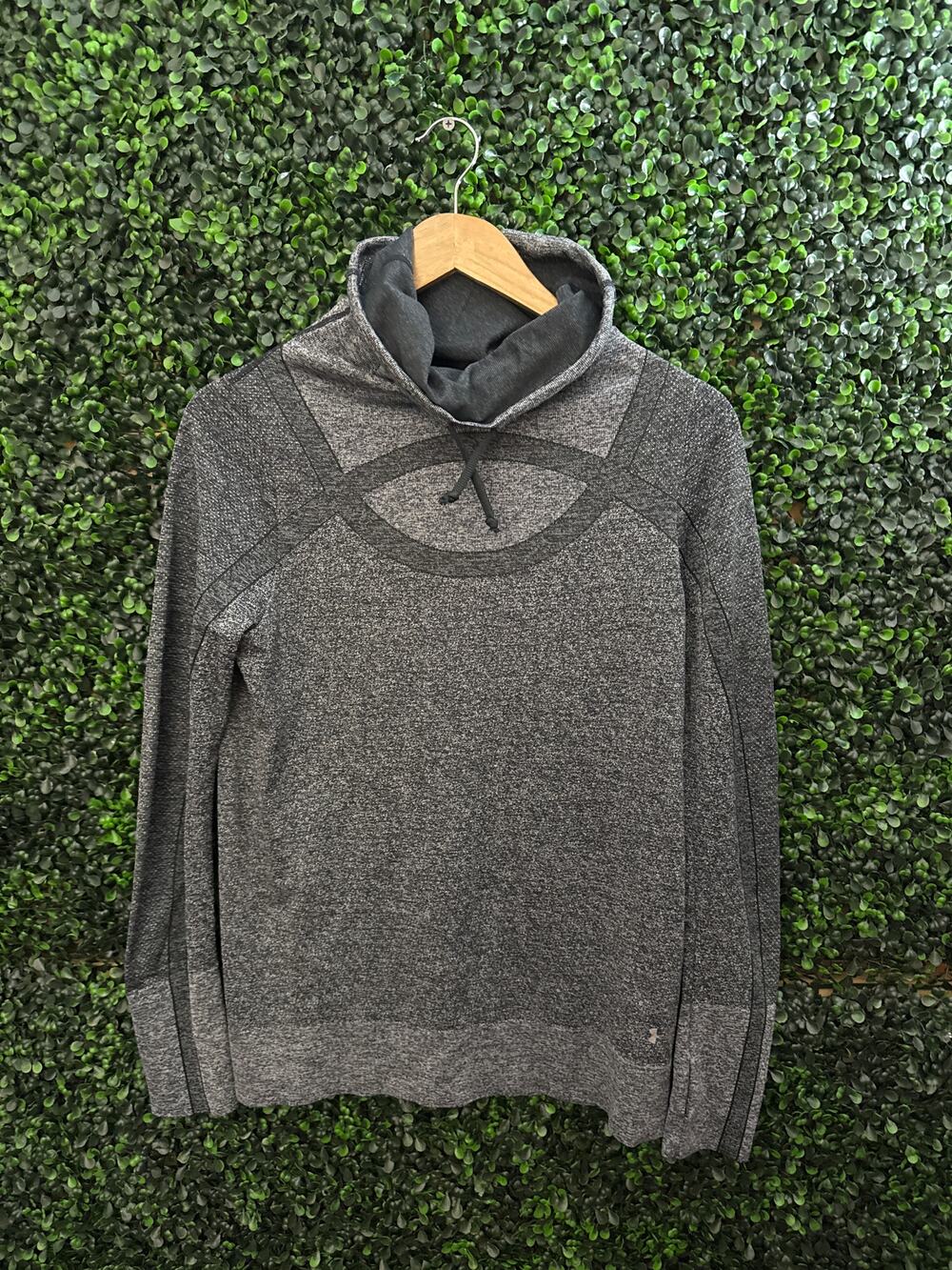 Under Armour Threadborne, Women’s Activewear Gray Shirt Size M
